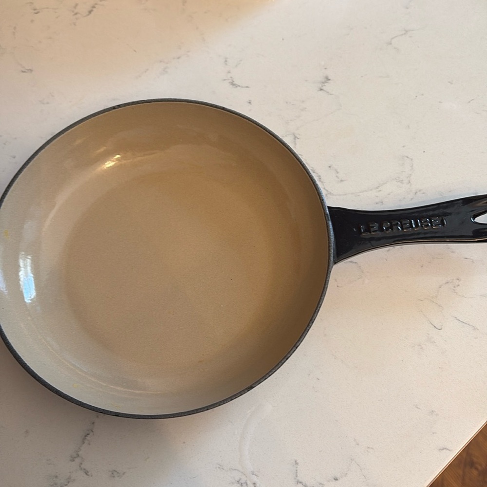 Le creuset 8 inch black skillet. Vintage in perfect shape